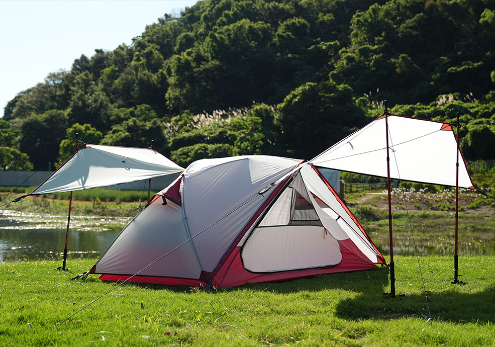 Tenda de caminhada leve com toldos na frente e atrás